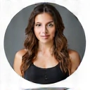 Retrato de Laura P., una mujer joven con aspecto enérgico y deportivo.